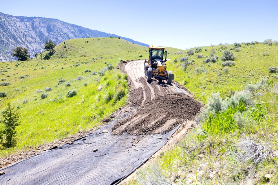 Yellowstone flood event 2022: improving Old Gardiner Road surface (3)