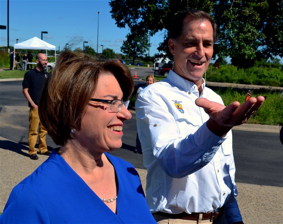 Senator Amy Klobuchar and Director Dan Ashe Tag Monarch Butterflies