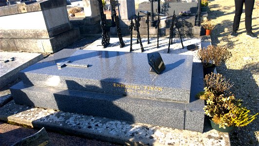 Tombe au cimetière de Provins