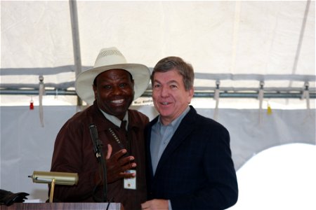 Hatchery Manager David Hendrix and Congressman Roy Blunt photo