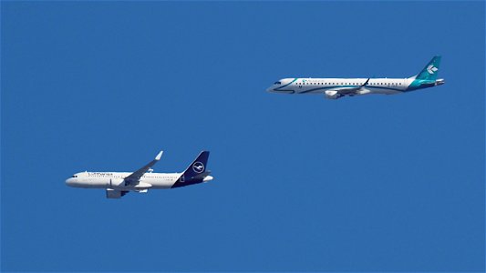Embraer E195LR I-ADJR Air Dolomiti from Milan (9400 ft.) & Airbus A320-271N D-AINM Lufthansa from Bilbao (8000 ft.) photo