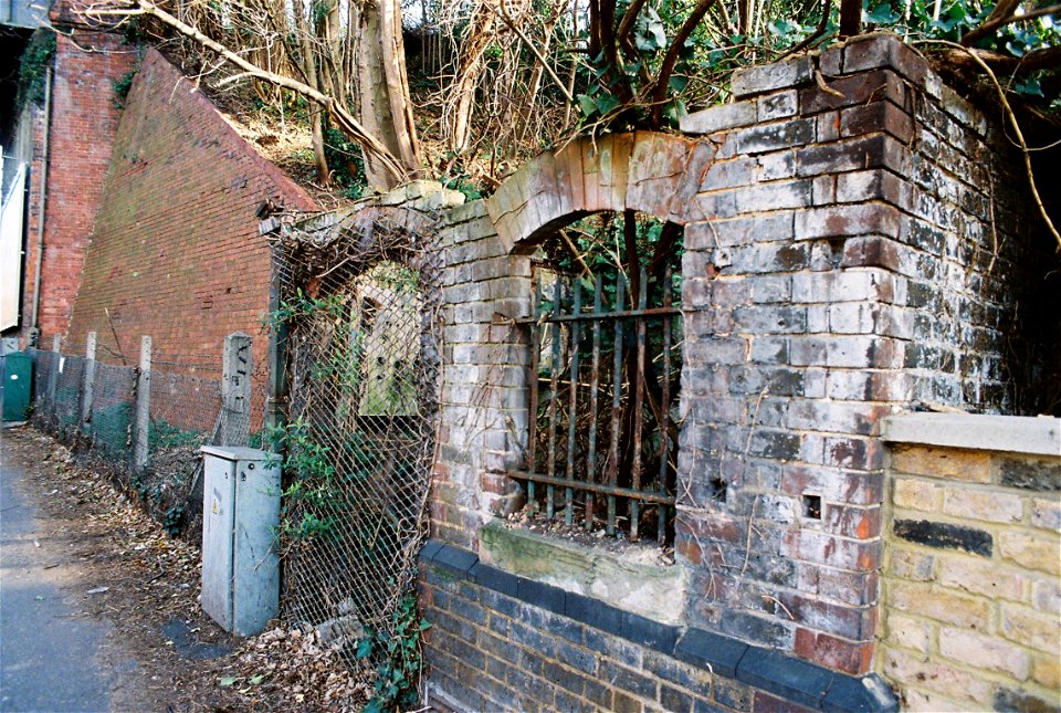 Unknown structure next to Croham Road Bridge abutment
