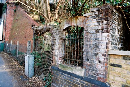 Unknown structure next to Croham Road Bridge abutment
