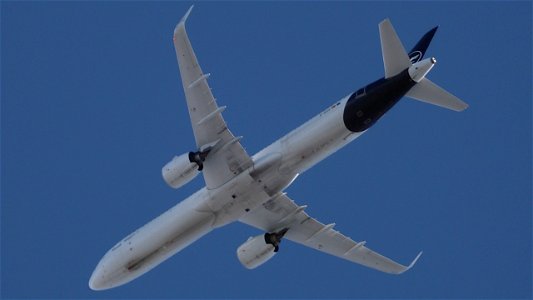 Airbus A321-271NX D-AIEG Lufthansa from Madrid (13300 ft.) photo