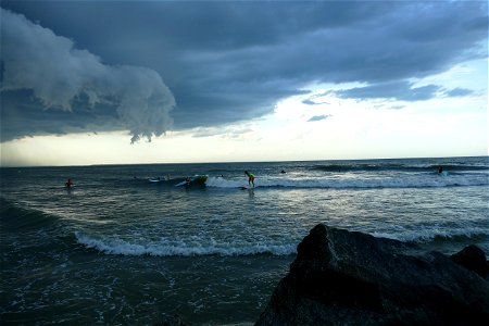 Ari surfs the Storm-P1920058