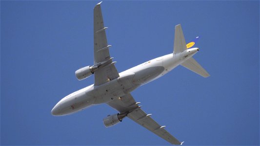 Airbus A319-112 D-AIBB Lufthansa from Seville (6600 ft.)