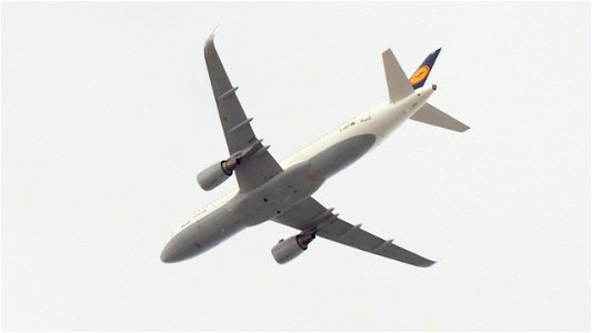 Airbus A320-214 D-AIUT Lufthansa from Lyon  (12600 ft.)