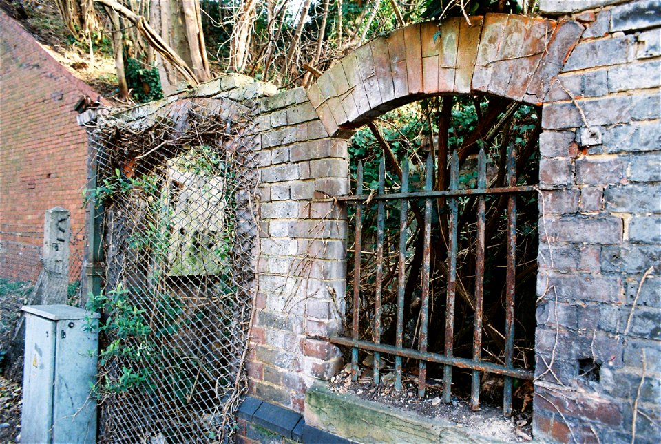 Unknown structure next to Croham Road Bridge abutment