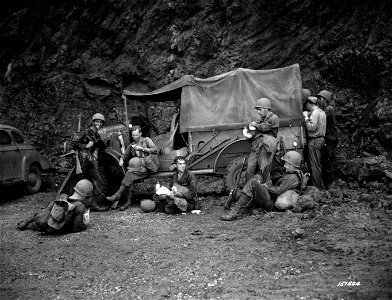 SC 151554 - 34th Inf. men eat and drink during maneuvers along the Waikane trail in Hawaii. photo