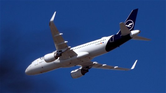 Airbus A320-214 D-AIUB Lufthansa from Tunis (7100 ft.)