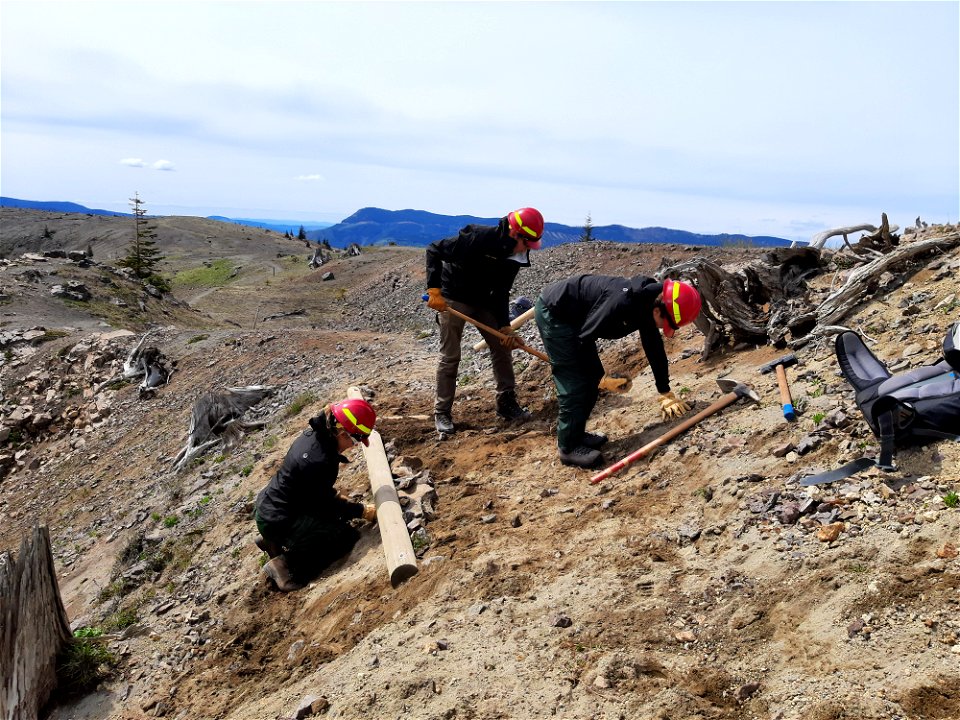 20210426-FS-GPNF-Mount St Helens Forest Service Trail Crew fixes a section of the Boundary Trail 02