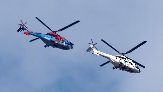 Zwei Super Pumas von HeliAustria  auf dem Weg nach St.Johann im Pongau: