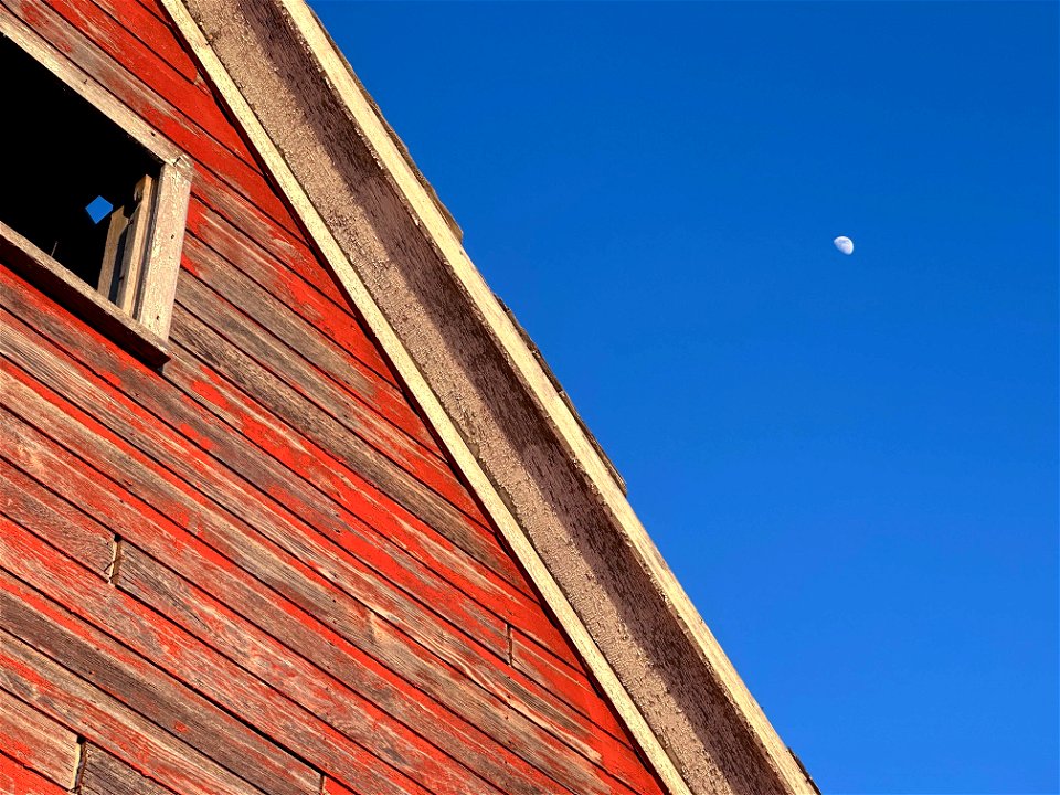 2023/265/120 Barn Under Moon
