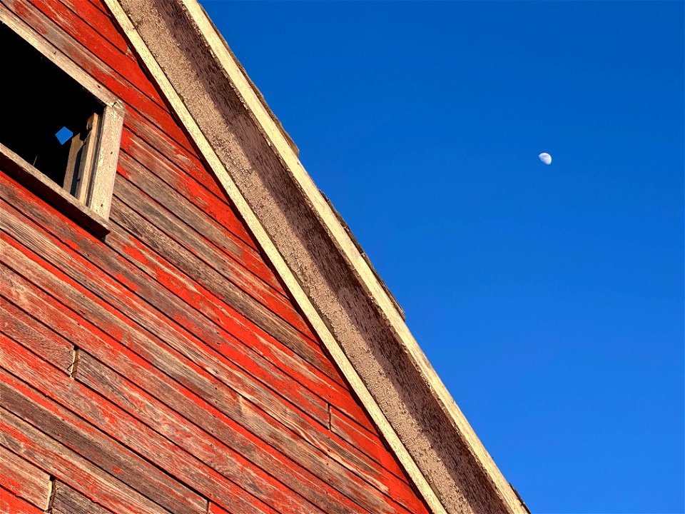 2023/265/120 Barn Under Moon photo