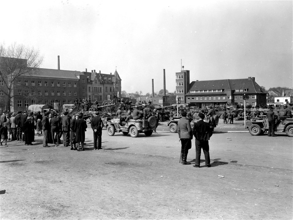 SC 335318 - Ruhr Pocket cleanup. After the surrender of the entire east half of the Ruhr Pocket by Lt. Gen. Fritz Baverlein, 53rd Panzer Corps Commander, to the 7th Armored Division, 1st U.S. Army...