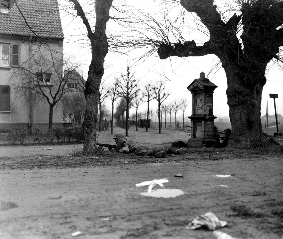 SC 335574 - Ninth U.S. Army troops on the lookout for enemy snipers on the outskirts of Rhineberg, Germany.