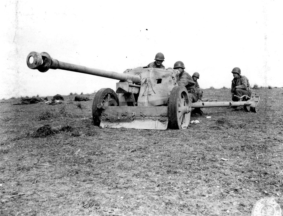 SC 329825 - American soldiers being taught how to use German anti-tank gun.