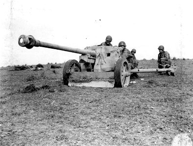 SC 329825 - American soldiers being taught how to use German anti-tank gun. photo