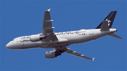 Airbus A320-214 D-AIZM Lufthansa (Star Alliance Livery) from Valencia (5200 ft.)
