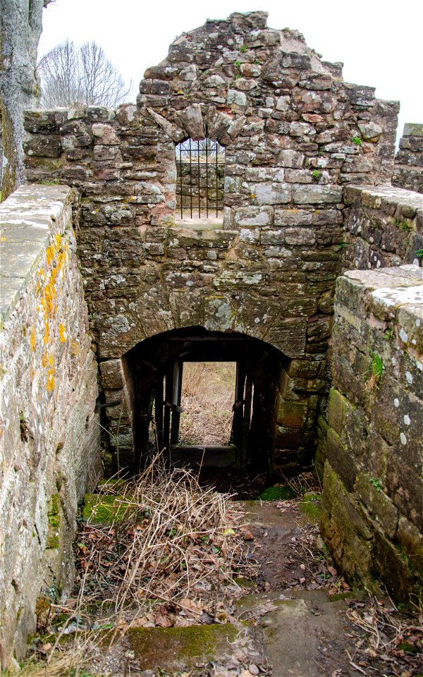 Porte défoncée de l'entrée Nord photo