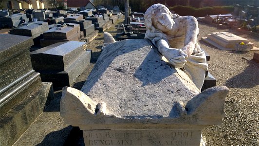 Tombe romantique au cimetière de Provins