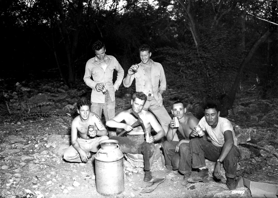 SC 151499 - Left to right: Pvt. Roy Smith, [illegible] Agency, S.D., Pvt. Herman Shagman(?), Albany, N.Y., Pvt. S.E. Malone, Wichita Falls, Tex., and Pvt. S.O. Smith of Portland, Ore.