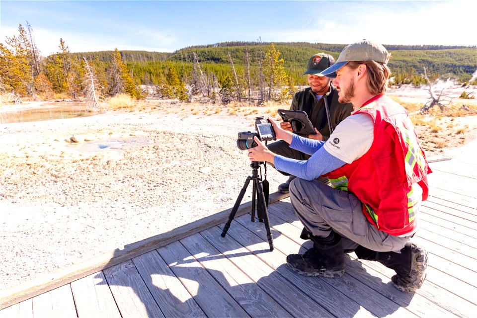 Photographing Vixen Geyser with a FLIR (thermal imaging) camera (2)