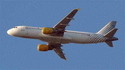 Airbus A320-214 EC-JTR Vueling from Barcelona (6400 ft.) photo