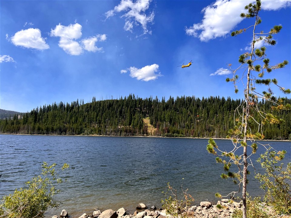 HelicopterDipping OliveLake CrocketsKnobFire USFSbyNickCronquist 220904 (3)