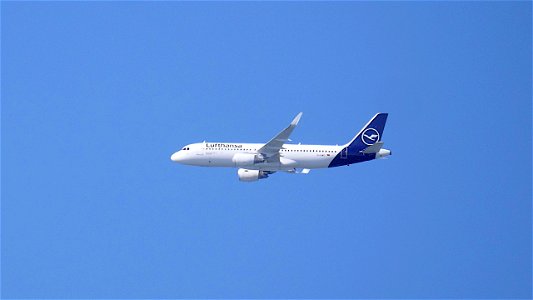 Airbus A320-214 D-AIWG Lufthansa from Bilbao  (7500 ft.)