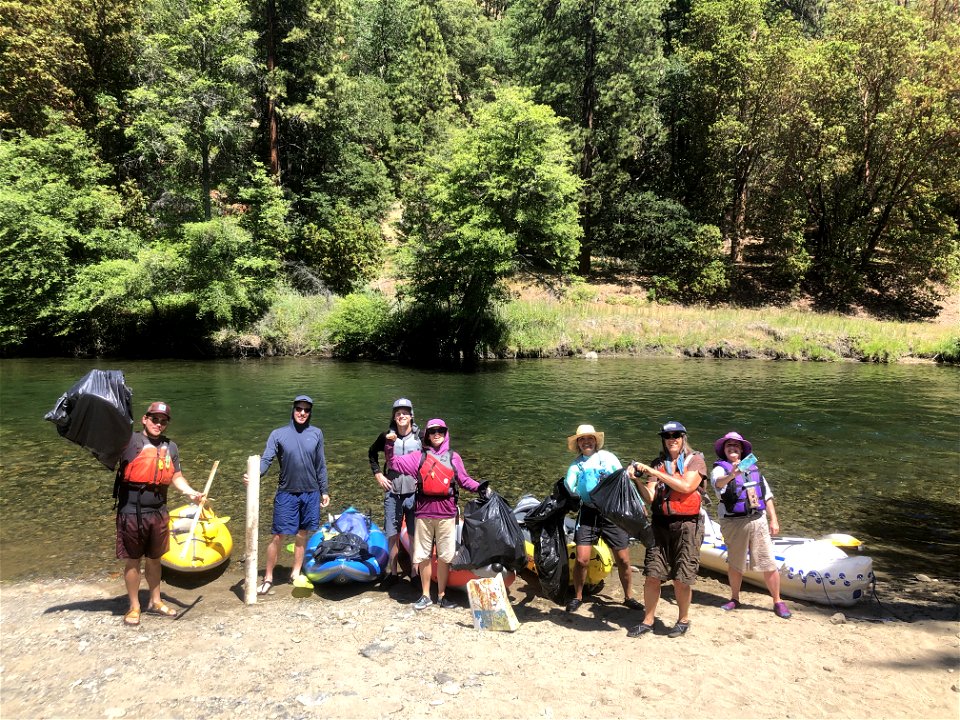 Volunteers clean up Trinity River photo