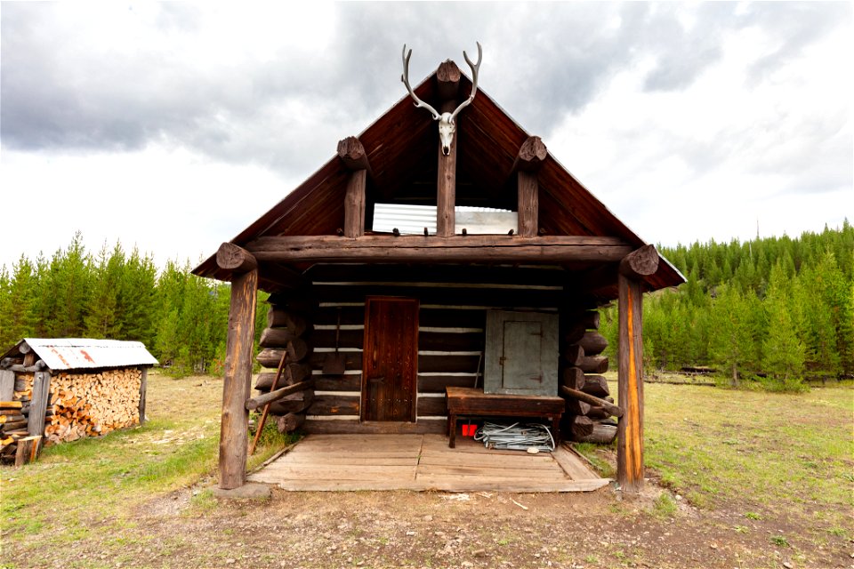 Calfee Creek Patrol Cabin: front proch