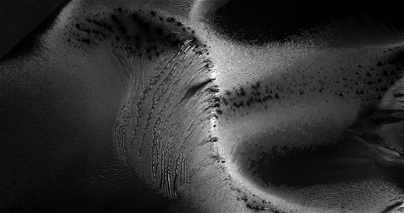 Kaiser Crater Dunes with Zigzag Gullies