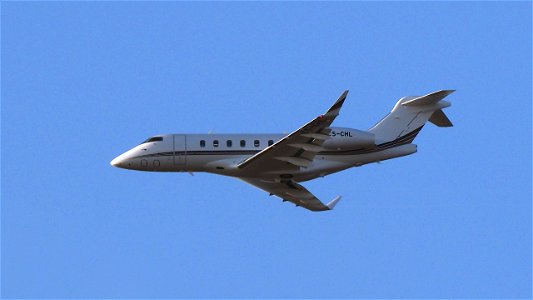 Bombardier BD-100-1A10 Challenger 350 CS-CHL Netjets Europe from Palma de Mallorca (4200 ft.)