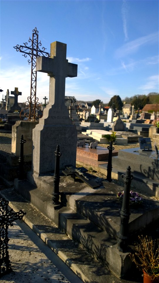 Tombe au cimetière de Provins