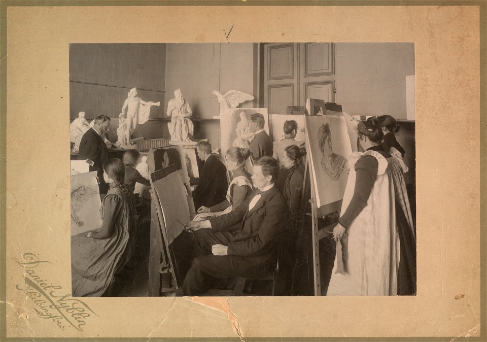 Drawing teaching with plaster sculptures