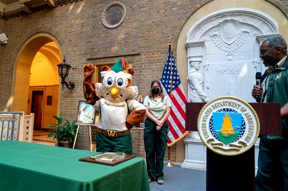 20220914-WoodsySmokeyPosterContest-DSC07960