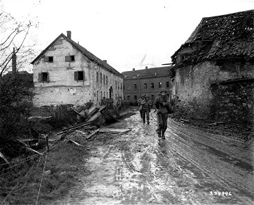 SC 334946 - The 120th Infantry, 30th Division, moves out of the German town of Kinzweiler to attack Lurkin, Germany. 21 November, 1944. photo
