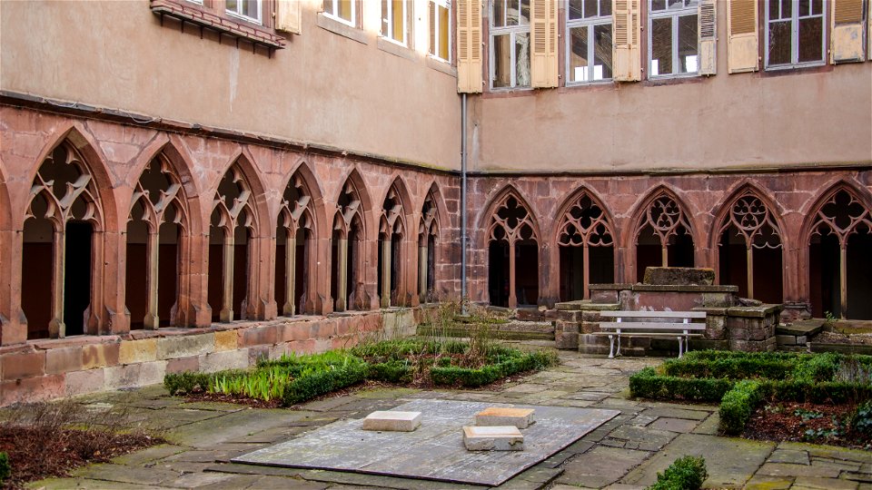Fenêtres sur cloître