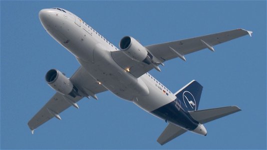Airbus A319-112 D-AIBK Lufthansa from Bilbao (5100 ft.)