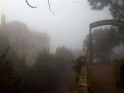 Hotel de Roches rouges dans le brouillard - Piana photo