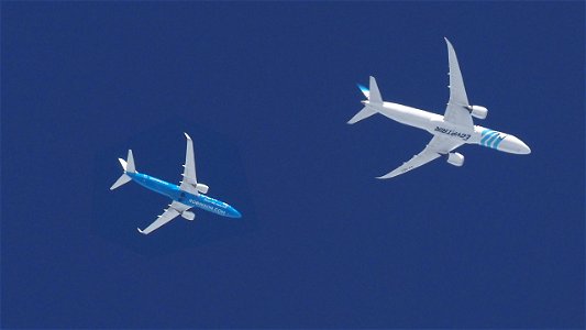 A small and a large Boeing on their way to the Med: photo