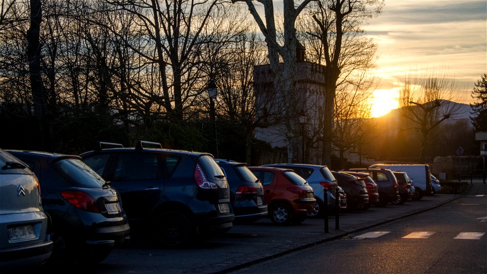 Parking et couché de soleil