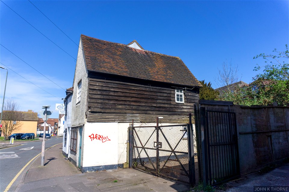 91 HIGH STREET ST MARY CRAY KENT. C16 dwelling with crown post roof. At risk of collapse.