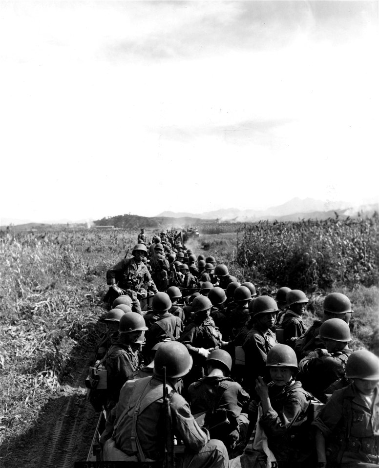 SC 348701 - Convoy of DUKWs, carrying U.S. and ROK Marine troops, move to Han River in offensive launched against the North Korean forces in that area. 20 September, 1950.