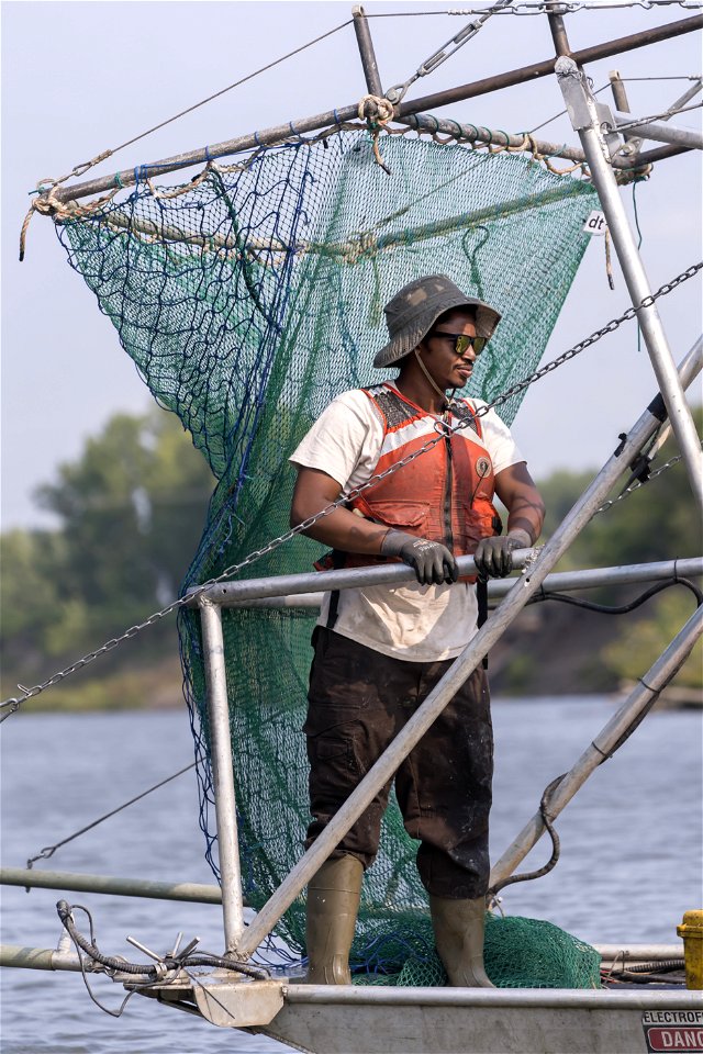 Invasive Carp Research on the James River in South Dakota. Photo: Sam Stukel (USFWS)