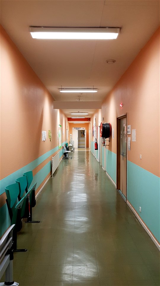 Couloir d'hôpital.