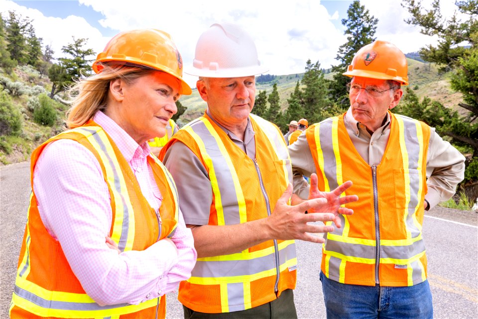 Yellowstone flood event 2022: Cam Sholly gives a field briefing to Wyoming Senators Barrasso and Lummis
