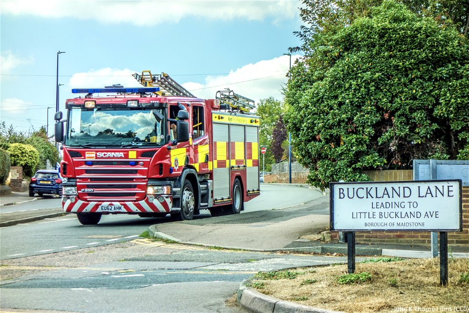 EU62AHK SCANIA Fire Engine. Emergency Mode! Kent Fire & Rescue