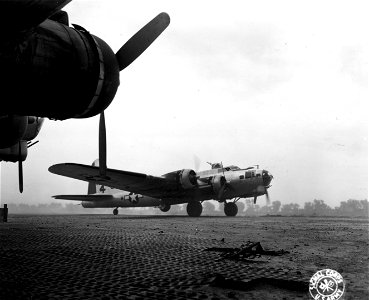 SC 329868 - B-17s of the 419th Bomber Sqdn., 301st Group, 5th Wing, 15th AAF, on the taxi strip before takeoff. 8 April, 1945.